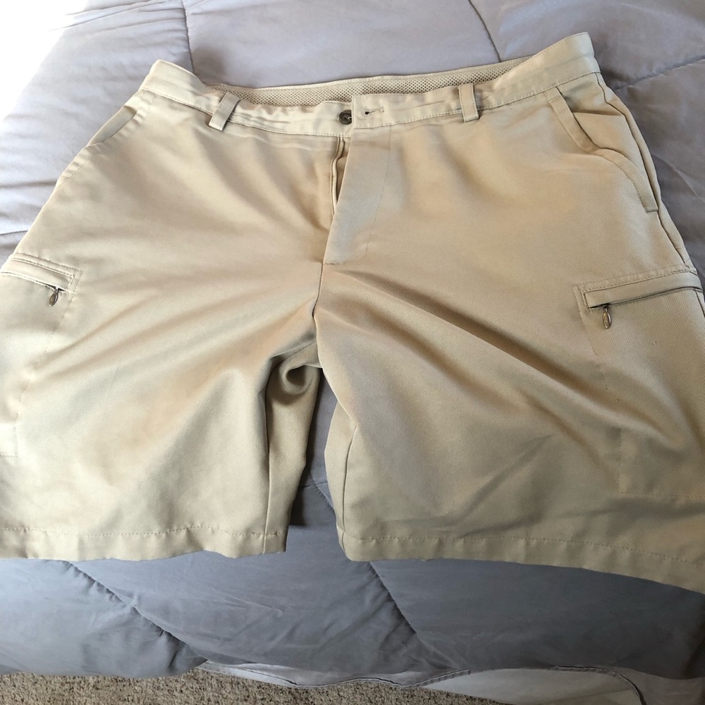 ⛳️ Sale!! Izod tan golf shorts in good condition size 36